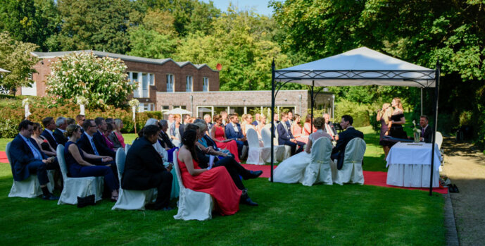 Freie Trauung im Garten mit Trauredner Volker Dymel