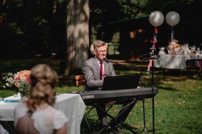 Hochzeitssänger Volker Dymel bei einer freien Trauung