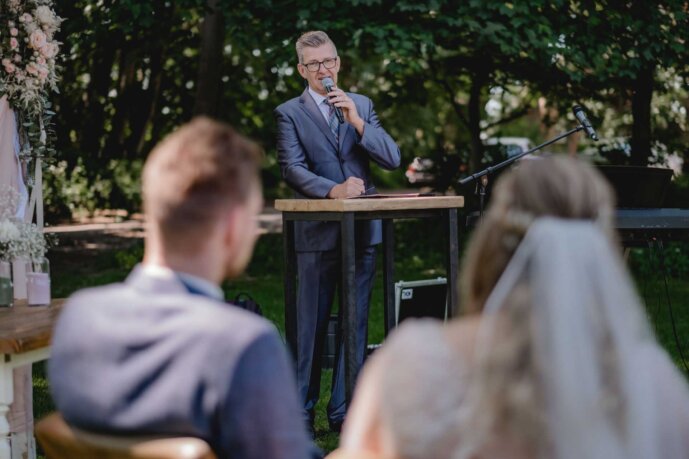 Freie Trauung mit Hochzeitsredner Volker Dymel in Garten des Bauernhauses Hamburg